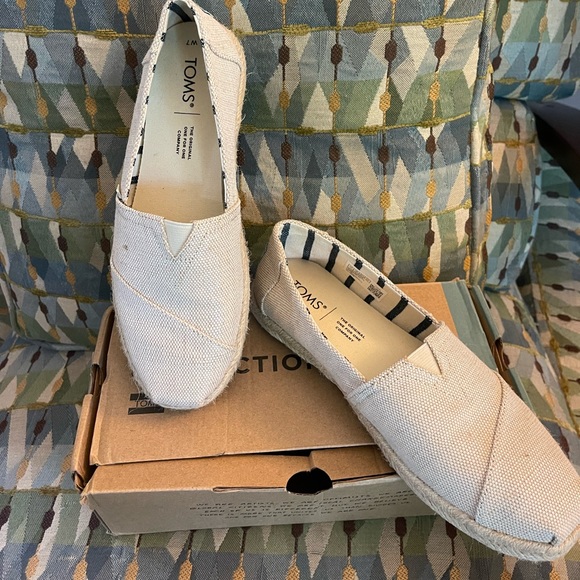 Toms Shoes - Tom’s canvas shoes ladies sz 7.5 m $68
